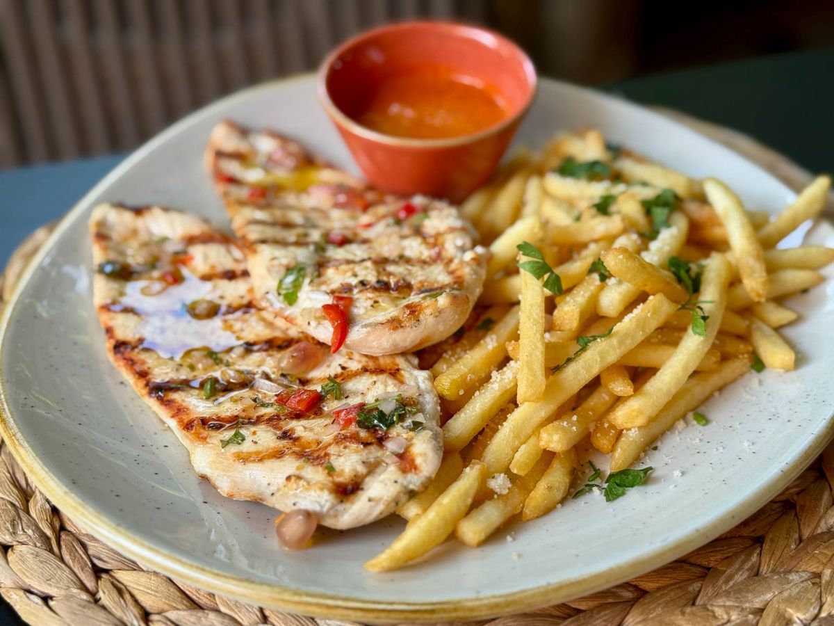 Piept de Pui la Gratar cu Cartofi Pai  si Sos de Ardei Copti 